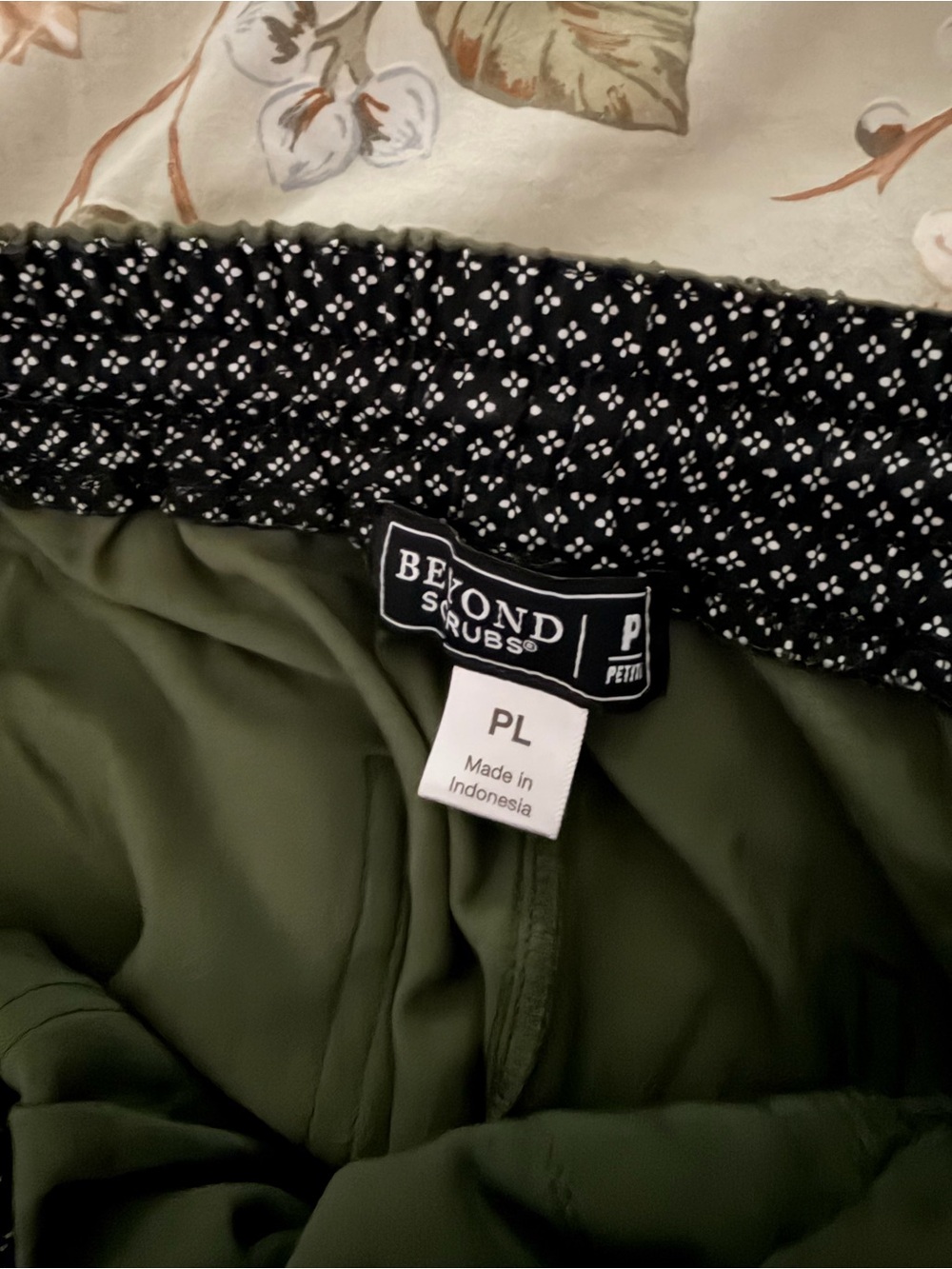 Unbranded Olive Green Women's Scrub Top & Jogger Set - Picture 3 of 3